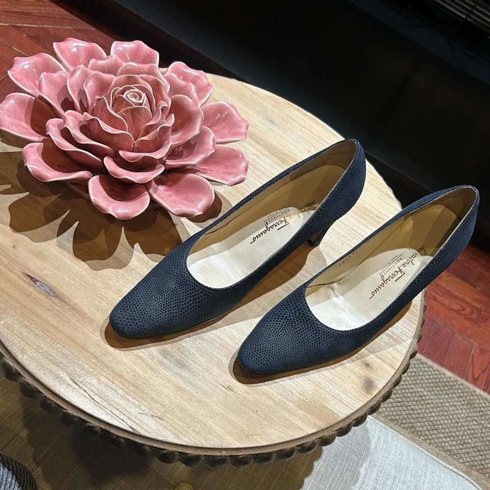 Salvatore Ferragamo Boutique Navy Blue‎ Snake Skin Leather Pumps Size 8.5 A